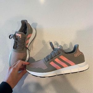 Adidas Swift Run tennis shoes - women’s size 8.5 - like new!